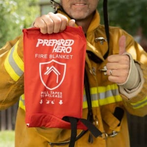 Extinguish small fires quickly and without mess - our user-friendly fire blanket